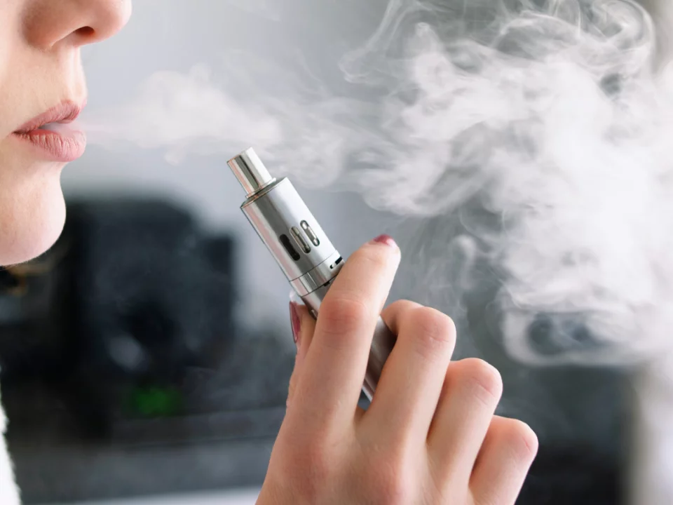 does vaping stain your teeth